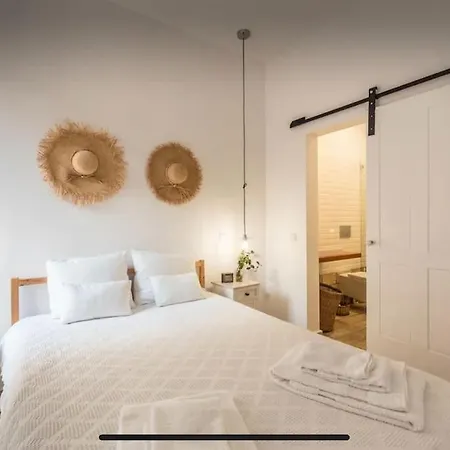 Traditional Townhouse With Private Patio And Pool Vakantiehuis Portimão