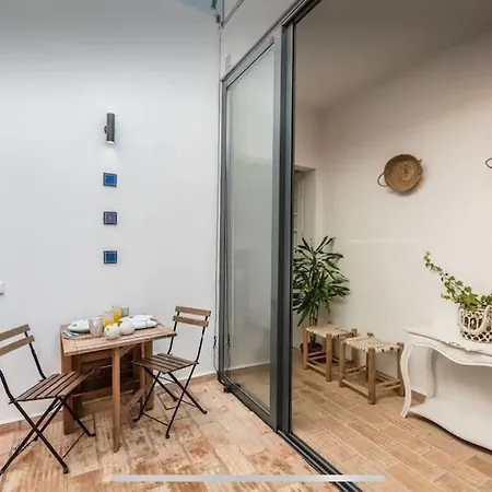 Vakantiehuis Traditional Townhouse With Private Patio And Pool