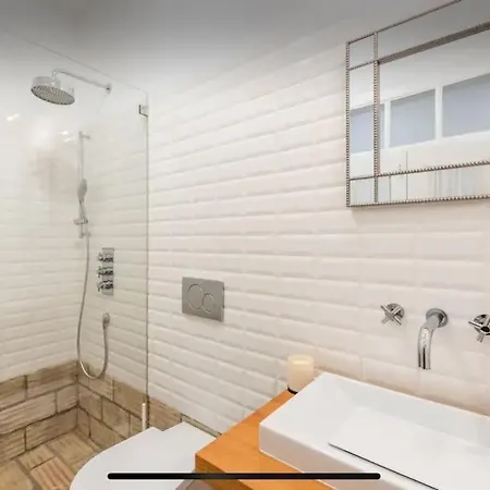 Vakantiehuis Traditional Townhouse With Private Patio And Pool *