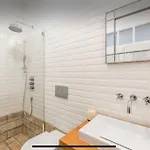 Дом отдыха Traditional Townhouse With Private Patio And Pool *