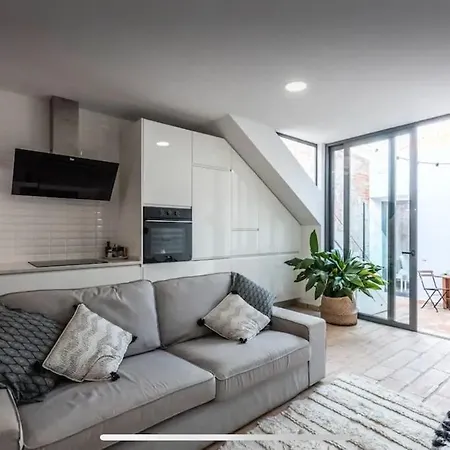 Сasa de vacaciones Traditional Townhouse With Private Patio And Pool *
