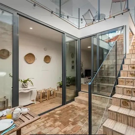 Traditional Townhouse With Private Patio And Pool Сasa de vacaciones *