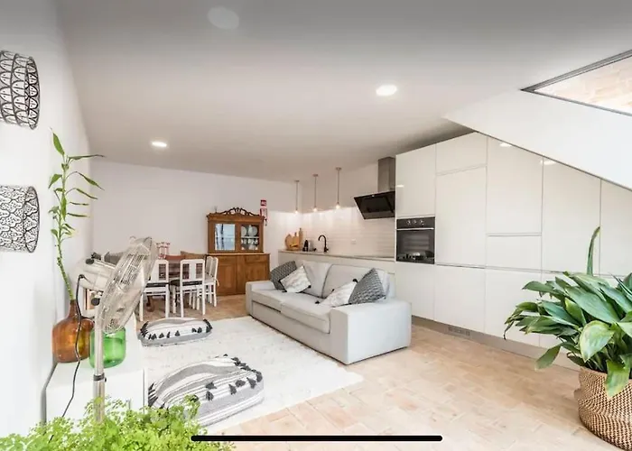 Traditional Townhouse With Private Patio And Pool Portimão