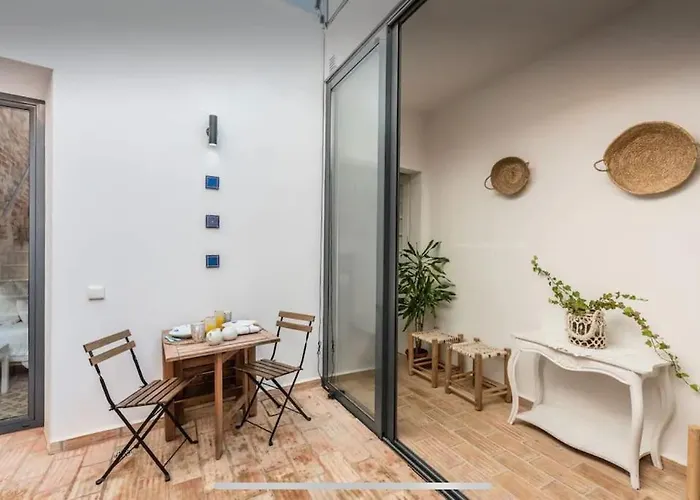 Casa de Férias Traditional Townhouse With Private Patio And Pool